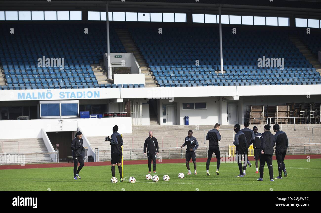 MALMÖ 2014-11-03 MFF-Spieler während des Malmo FF-Trainings im Old Malmo Stadium in Malmö, Schweden, 3. November 2014. Malmo FF wird am Dienstag in der UEFA Champions League-Gruppe gegen Atletico Madrid spielen. Foto: Andreas Hillergren / TT ** SCHWEDEN AUS ** Stockfoto