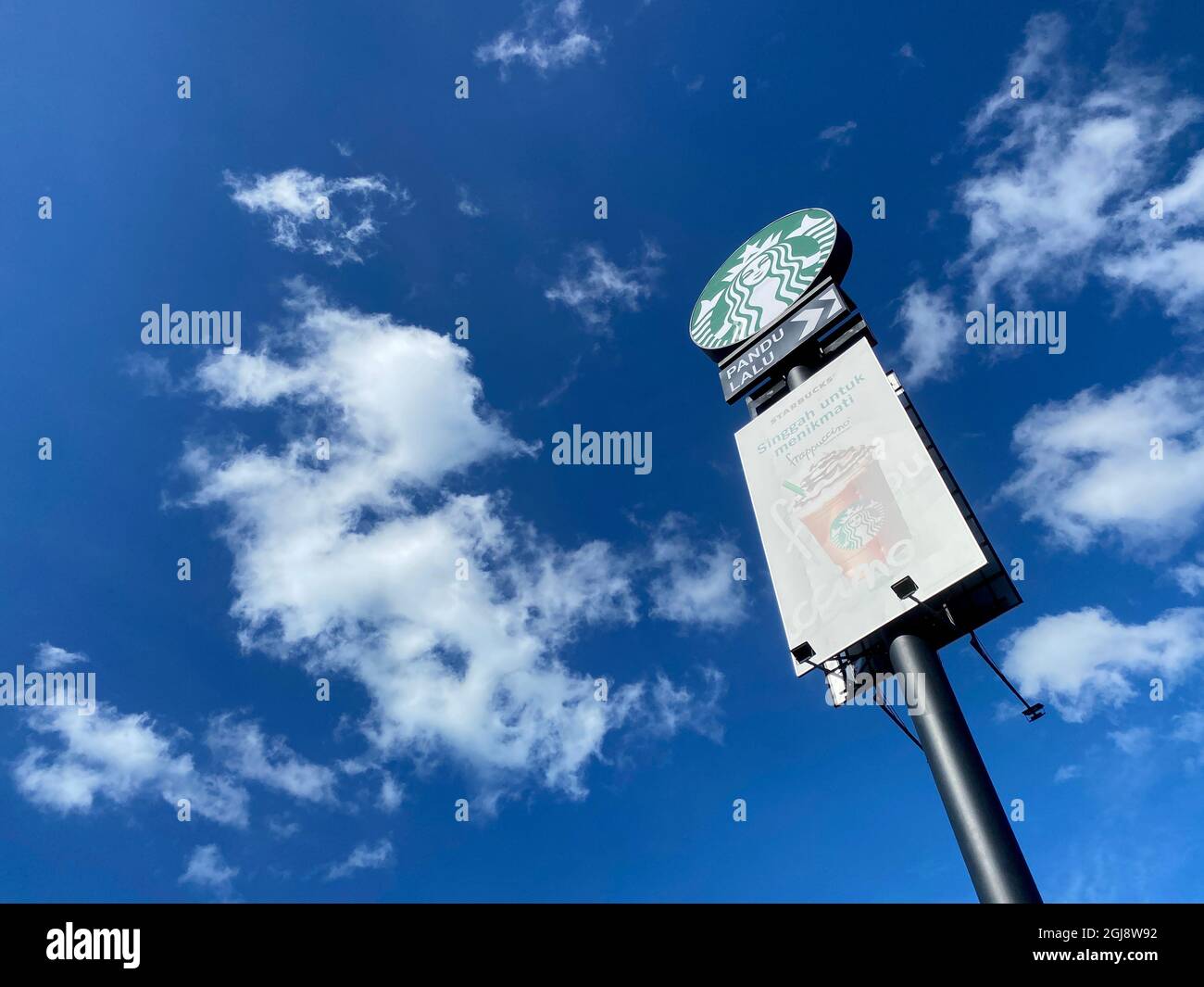 Penang, Malaysia - 26. Juni 2021 : Blick auf ein Starbucks 'Drive Thru' Schild vor einem Outlet in Tanjung Bungah, Penang, Malaysia. Stockfoto