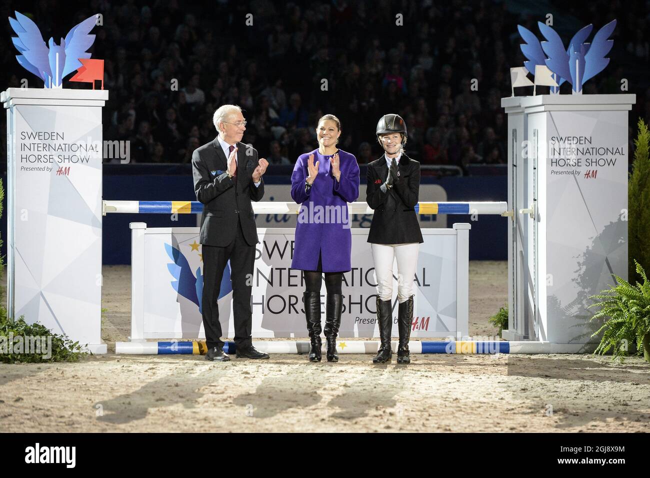 STOCKHOLM 2014-11-28 von links nach rechts: Ulf Rosengren, links, Präsident der Sweden International Horse Show, Schwedens Kronprinzessin Victoria und Malin Baryard-Johnsson von Schweden, während der Eröffnung der Veranstaltung in der Friends Arena in Solna, Stockholm, am 14. November 2014. Foto: Bertil Ericson / TT / Code 10000 Stockfoto