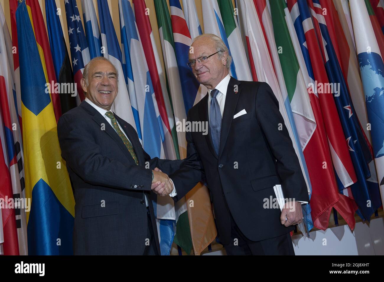 PARIS 2014-12-02 König Carl Gustaf wird mit Angel GurrÃ­a, Generalsekretär der OECD, am Hauptsitz der Organisation in Paris, Frankreich, am 2. Dezember 2014, beauftragt. König Carl Gustaf und Königin Silvia sind zu einem viertägigen Staatsbesuch in Frankreich. Foto: Jonas Ekstromer / TT / kod 10030 Angel Gurria Stockfoto