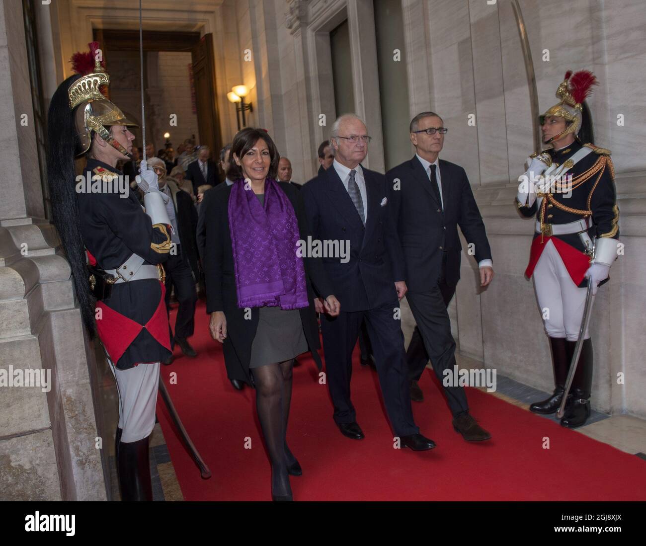 PARIS 2014-12-02 König Carl Gustaf von Schweden ist zusammen mit der Bürgermeisterin von Paris, Anne Hidalgo, am 3. Dezember 2014 im Rathaus von Paris, Frankreich, zu sehen. Königin Silvia wurde krank und konnte am Mittwoch nicht teilnehmen. König Carl Gustaf und Königin Silvia sind am Dienstag zu einem viertägigen Staatsbesuch in Frankreich. Foto: Jonas Ekstromer / TT / Code 10030 Stockfoto