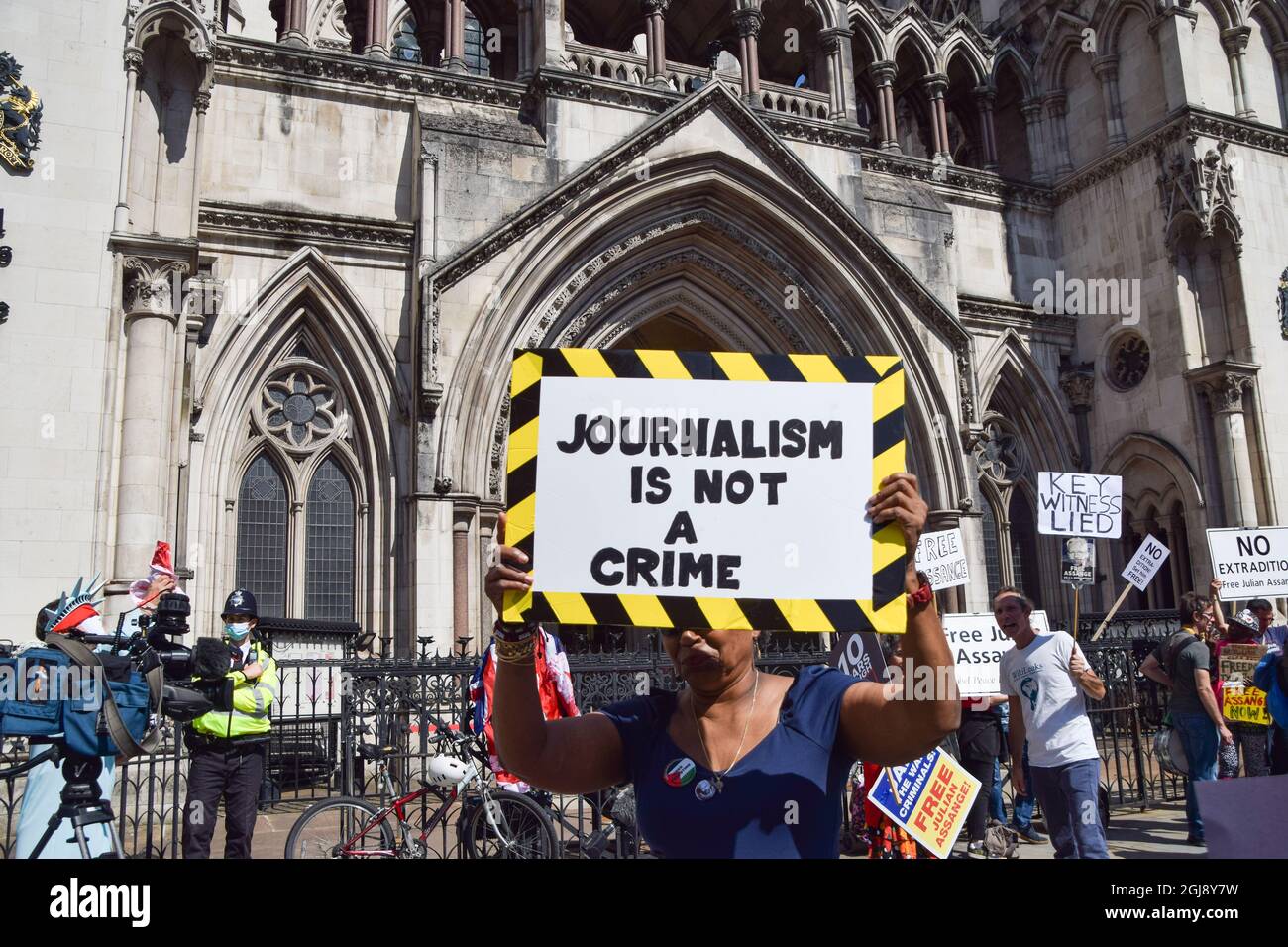 London, Großbritannien. August 2021. Demonstranten vor den königlichen Gerichtshöfen, wo die Vorverhandlung für die Berufung der USA gegen die Entscheidung, WikiLeaks-Gründer Julian Assange nicht auszuliefern, stattfand. Stockfoto