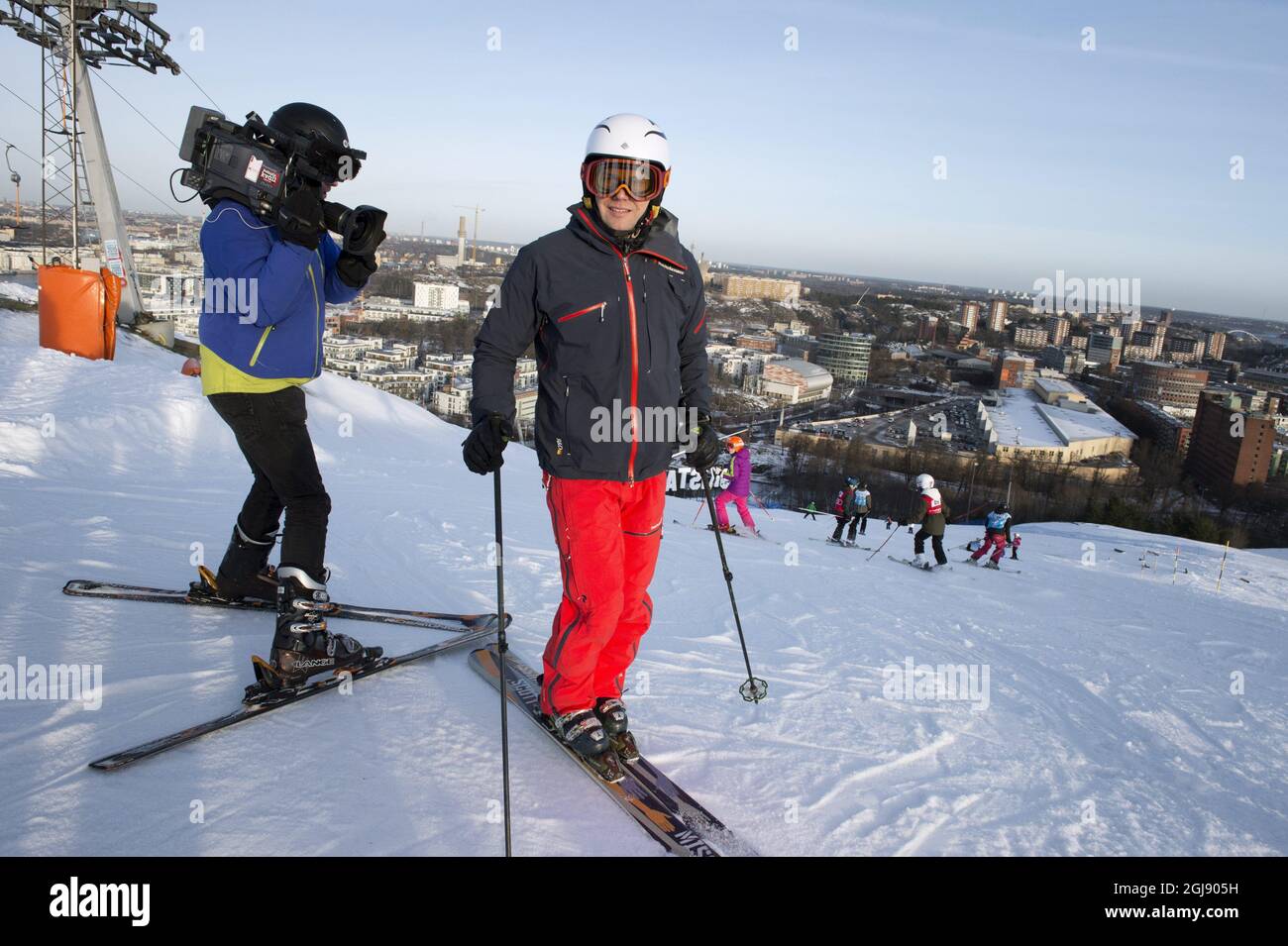 STOCKHOLM 20150115 Prinz Daniel besucht am Donnerstag, den 15. Januar 2015 das Projekt Alla pa sno (All on the Snow) auf dem Hügel Hammarbybacken in Stockholm. Foto: Jessica Gow / TT / Kod 10070 Stockfoto