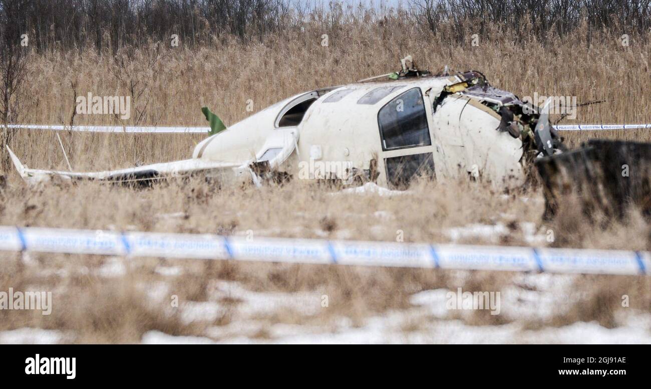 VASTERAS 2015-02-13 drei Personen entkamen mit leichten Verletzungen, als ihre Piper PA-46 auf der Insel Bjorno abstürzte, nachdem sie am 13. Februar 2015 vom Flughafen Vasteras außerhalb von Vasteras westlich von Stockholm, Schweden, abgeflogen waren. Nach ersten Berichten meldete der Pilot Motorprobleme während des Aufstiegs nach dem Start. Foto: Fredrik Sandberg / TT ** SCHWEDEN AUS ** Stockfoto