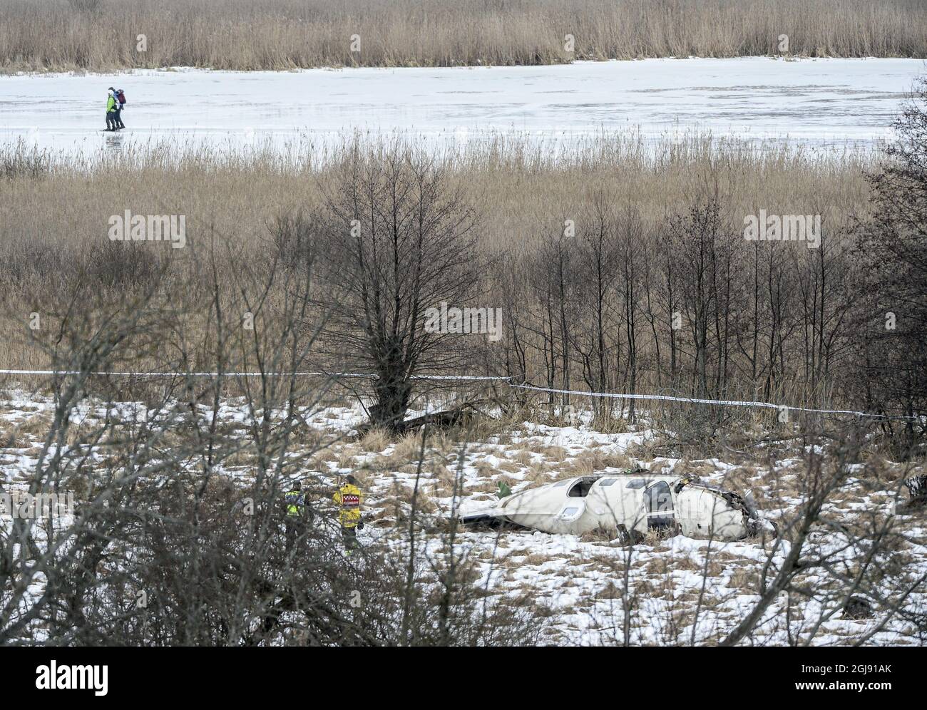 VASTERAS 2015-02-13 drei Personen entkamen mit leichten Verletzungen, als ihre Piper PA-46 auf der Insel Bjorno abstürzte, nachdem sie am 13. Februar 2015 vom Flughafen Vasteras außerhalb von Vasteras westlich von Stockholm, Schweden, abgeflogen waren. Nach ersten Berichten meldete der Pilot Motorprobleme während des Aufstiegs nach dem Start. Foto: Fredrik Sandberg / TT ** SCHWEDEN AUS ** Stockfoto