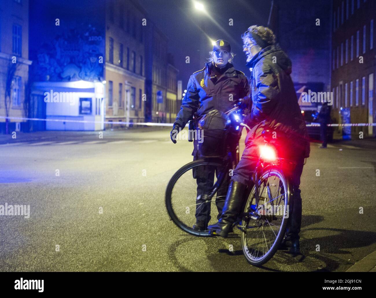 KOPENHAMN 2015-02-15 Polizei am frühen Sonntagmorgen, dem 15. Februar 2015, vor dem Bahnhof Norrebro im Zentrum von Kopenhagen, Dänemark, wurde ein mutmaßlicher Terrorist angeschossen und getötet. Der getötete Mann wird der Angriffe auf die Hauptsynagoge und einer Debatte über den Islam und die Meinungsfreiheit mit dem schwedischen Karikaturisten Lars Vilks verdächtigt. Foto: Ola Torkelsson / TT / Kod 75777 ** SCHWEDEN AUS ** Stockfoto