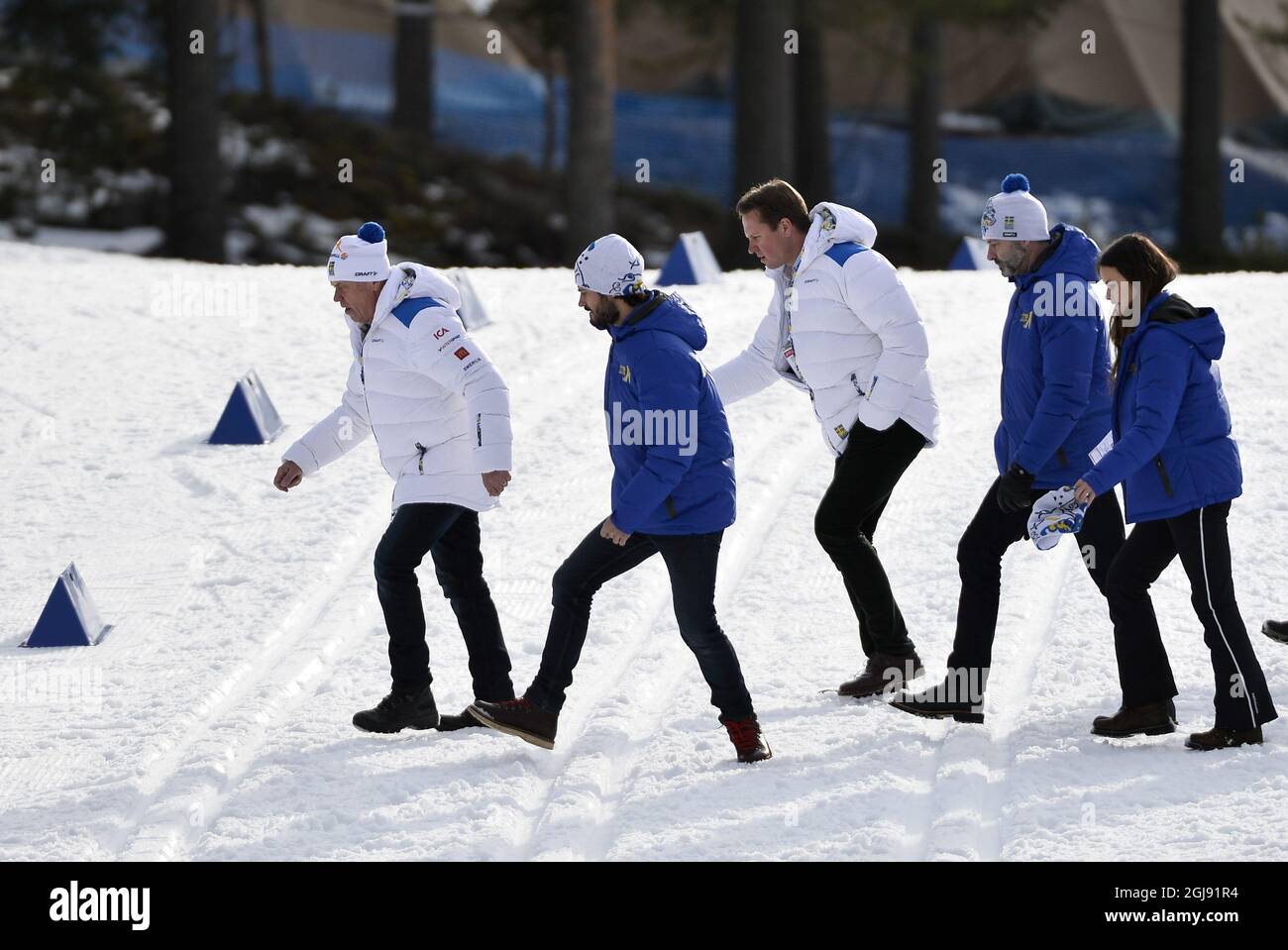 FALUN 20150221 Ma Prinz Carl Philip und seine Verlobte Sofia Hellqvist bei der Skiathlon-Weltmeisterschaft in Falun, Samstag, 21. Februar 2015. Foto: Anders Wiklund / TT / Kod 10040 Stockfoto