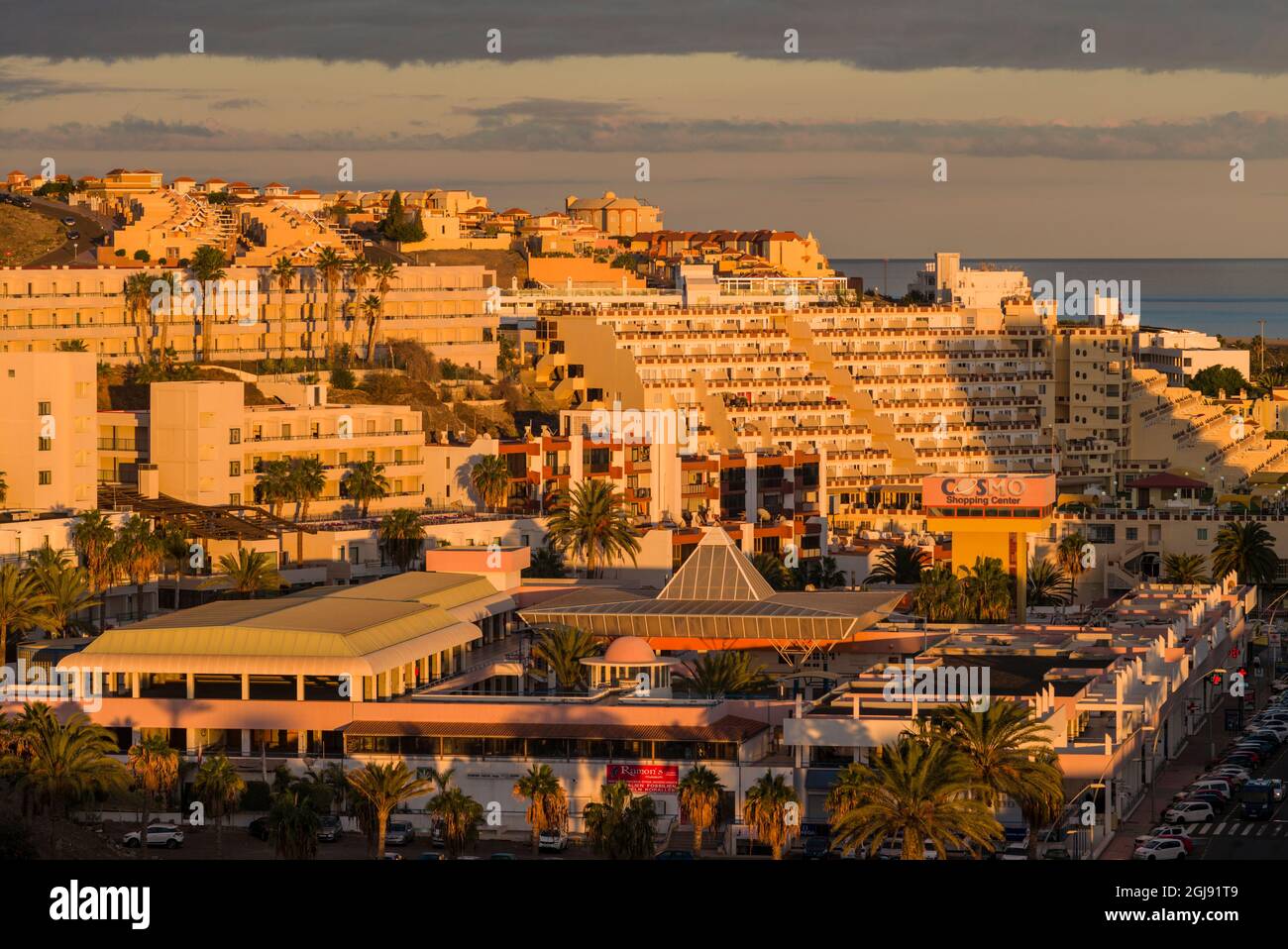 Spanien, Kanarische Inseln, Insel Fuerteventura, Morro Jable, Strand Playa del Matorral, Strandwohnungen und Eigentumswohnungen, Sonnenuntergang Stockfoto