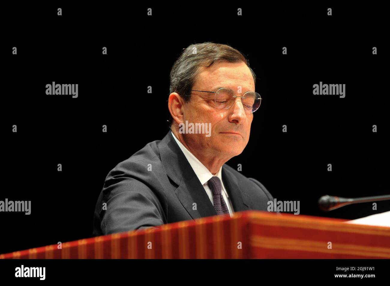 ROM, ITALIEN - 13. April 2011: Der italienische Premierminister Mario Draghi während der Pressekonferenz. Rom, Italien. Stockfoto