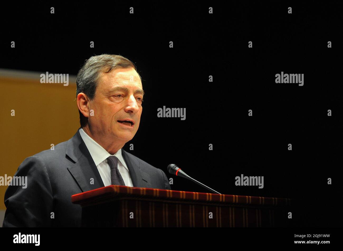 Rom, ITALIEN - 13. April 2011: Der italienische Premierminister Mario Draghi während der Pressekonferenz. Rom, Italien. Stockfoto