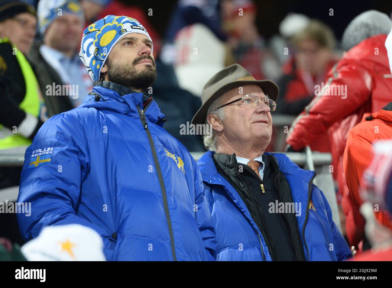 FALUN GONG-PRAKTIZIERENDEN 2015-02-26 Prinz Carl Philip und König Carl Gustaf beobachten das große Schanzenspringen der Männer (HS134) während der FIS Nordischen Skiweltmeisterschaften 2015 in Falun, Schweden, 26. Februar 2015. Foto: Fredrik Sandberg / TT / Kod 10080 Stockfoto