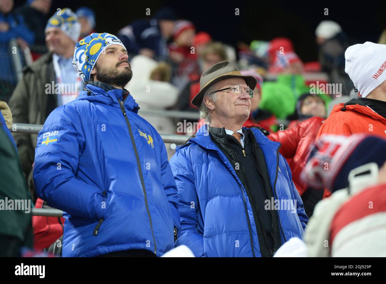 FALUN GONG-PRAKTIZIERENDEN 2015-02-26 Prinz Carl Philip und König Carl Gustaf beobachten das große Schanzenspringen der Männer (HS134) während der FIS Nordischen Skiweltmeisterschaften 2015 in Falun, Schweden, 26. Februar 2015. Foto: Fredrik Sandberg / TT / Kod 10080 Stockfoto