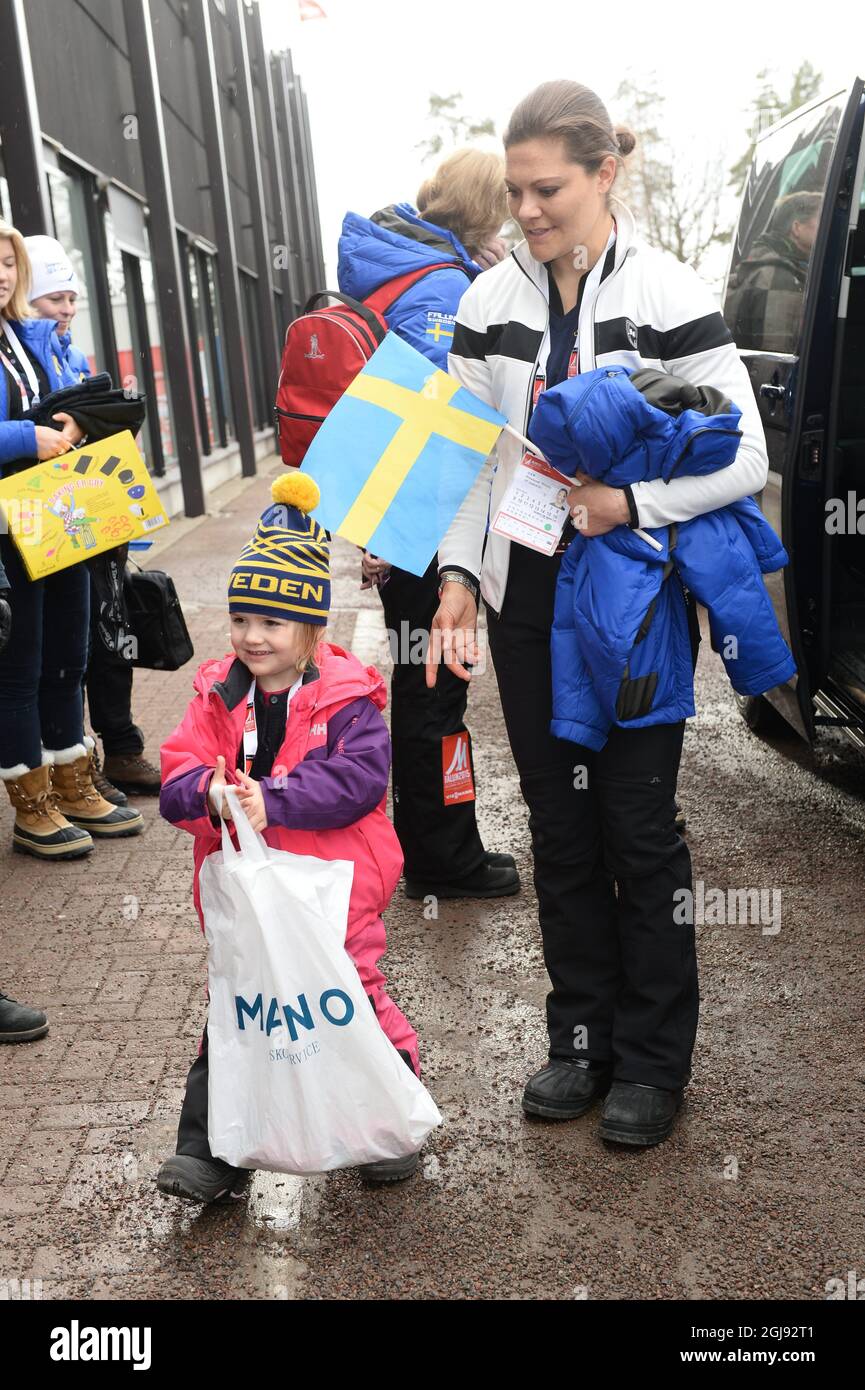 FALUN GONG-PRAKTIZIERENDEN 2015-02-28 Kronprinzessin Victoria und Prinzessin Estelle treffen ein, um den 30 km langen Massenstart der Damen während der Nordischen Ski-Weltmeisterschaft in Falun, Schweden, am 28. Februar 2015 zu sehen. Foto: Fredrik Sandberg / TT / Kod 10080 Stockfoto