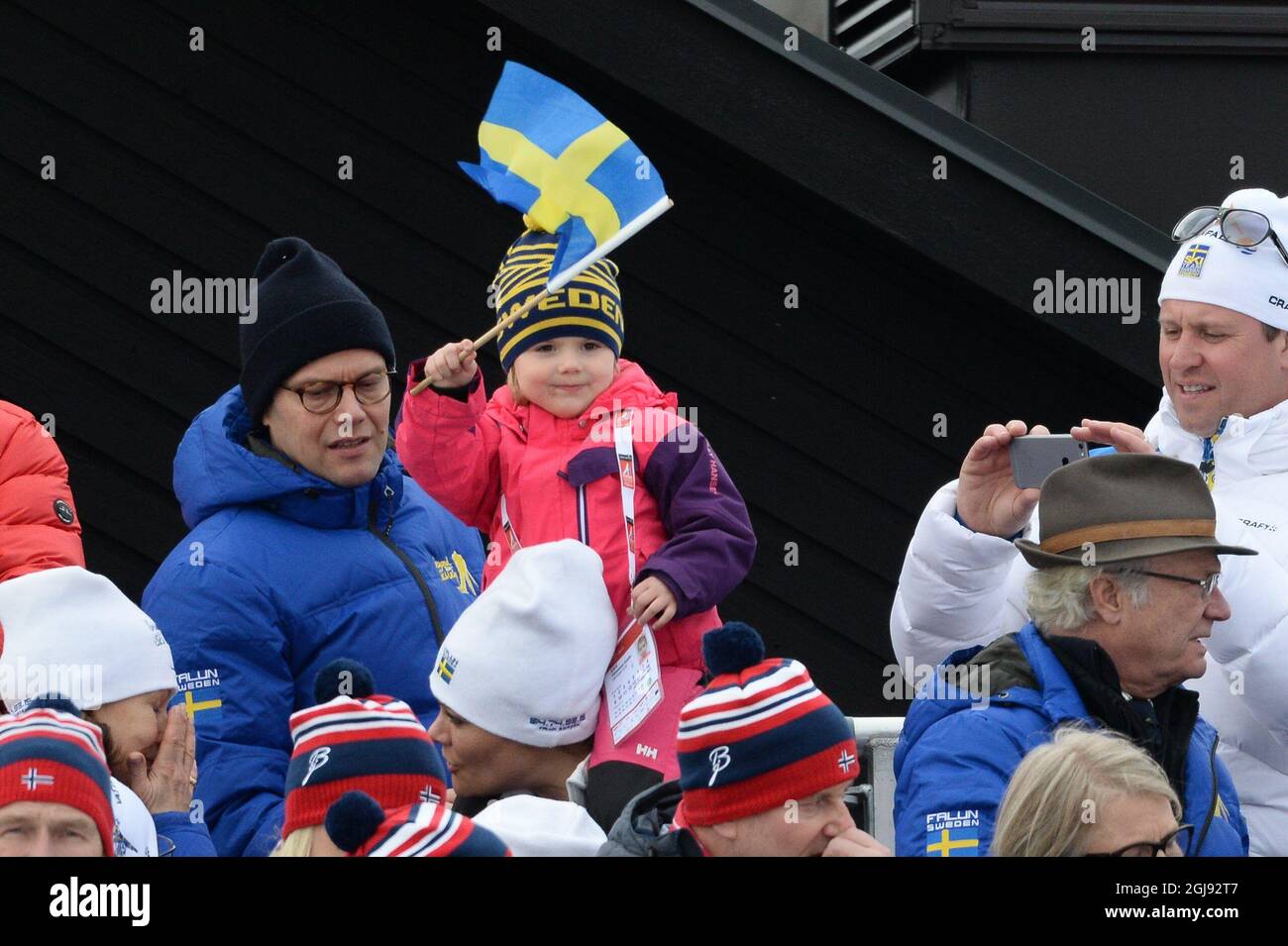 FALUN GONG-PRAKTIZIERENDEN 2015-02-28 Prinz Daniel Prinzessin Estelle und König Carl Gustaf beobachten den 30 km langen Massenstart der Damen während der Nordischen Ski-Weltmeisterschaft in Falun, Schweden, 28. Februar 2015. Foto: Fredrik Sandberg / TT / Kod 10080 Stockfoto