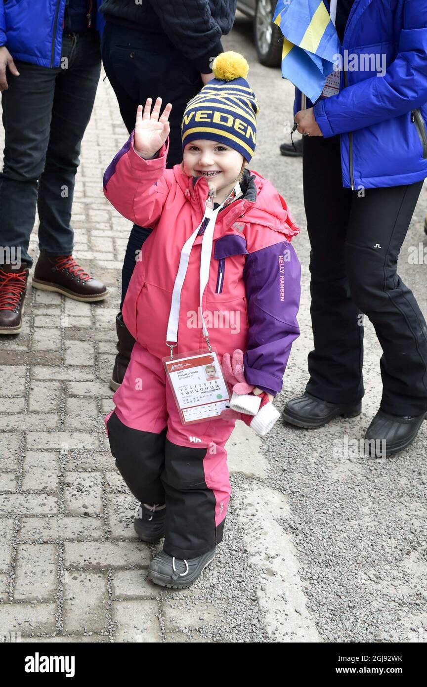 FALUN GONG-PRAKTIZIERENDEN 2015-03-01 Prinzessin Estelle kommt, um den 50 km langen Massenstart der Männer während der Nordischen Ski-Weltmeisterschaften in Falun, Schweden, am 1. März 2015 zu sehen. Foto: Anders Wiklund / TT / kod 10040 Stockfoto