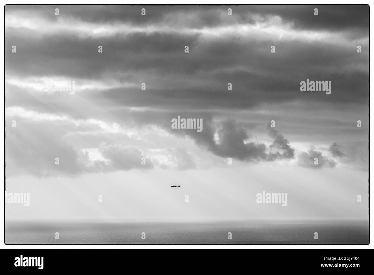 Spanien, Kanarische Inseln, La Palma, Santa Cruz de la Palma, Airliner und Dramatischer Himmel Stockfoto