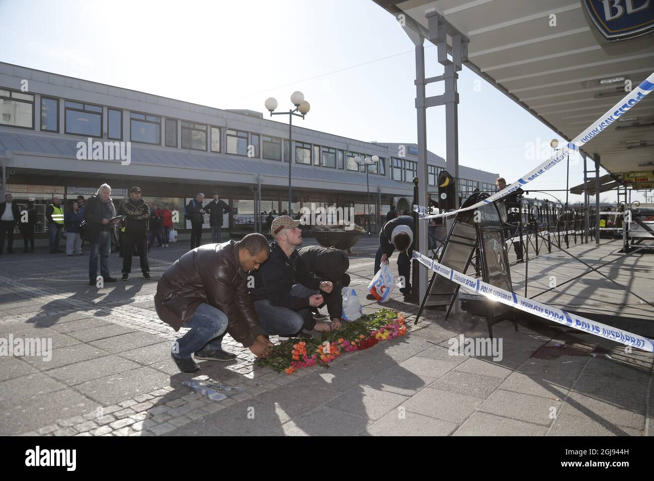 Am Tatort einer tödlichen Schießerei in Göteborg, Schweden, am 19. März 2015, stellen Menschen Blumen auf. Zwei Menschen wurden getötet und mehrere verletzt, als mindestens ein mit automatischen Waffen bewaffneter Schütze in eine Kneipe in Göteborg in Westschweden abgefeuert wurde, was die Polizei als Angriff im Zusammenhang mit Agang anprangte. Foto Adam Ihse / TT Code 9200 ** SCHWEDEN AUS ** Stockfoto