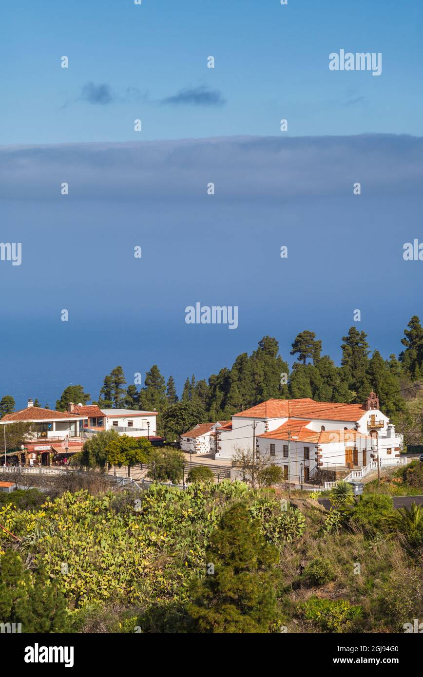 Spanien, Kanarische Inseln, La Palma, Las Tricias, Erhöhte Ansicht der Nuestra Señora del Carmen Kirche und Dorf Stockfoto