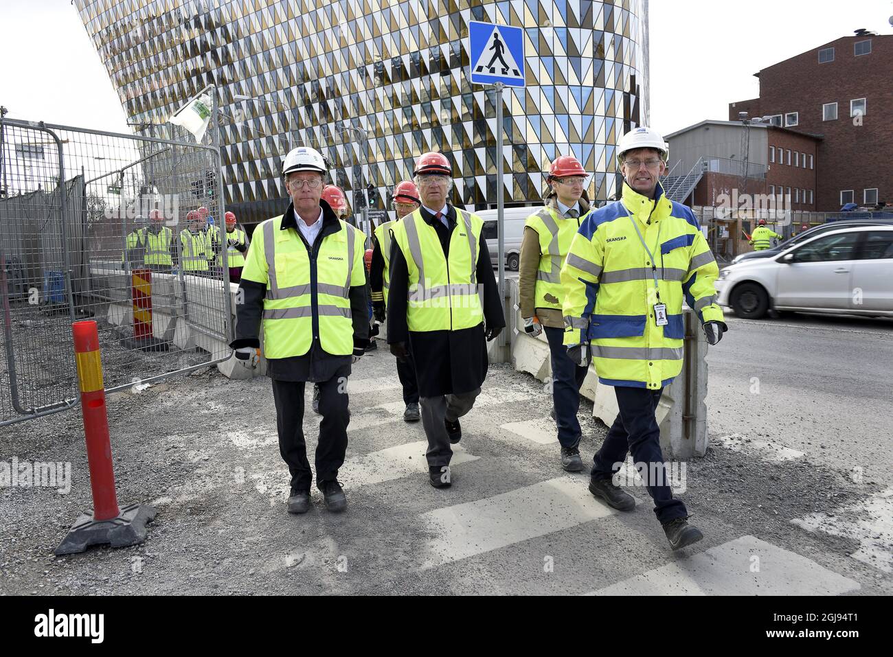 STOCKHOLM 2015-03-25 König Carl Gustaf besuchte am 25. März 2015 die Baustellen des Hagastaden und des neuen Karolinska-Krankenhauses in Solna nördlich von Stockholm, Schweden. Hagastaden und Karolinska werden eine Life-Science-Stadt mit Wohnungen, Unternehmern sowie Wissenschaftszentren. Foto: Anders Wiklund / TT / kod 10040 Stockfoto