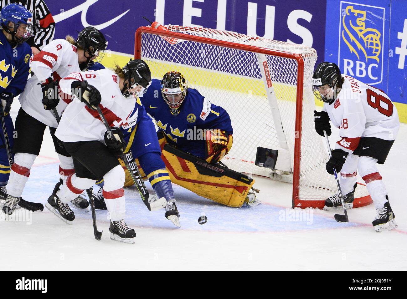 Stefanie Marty, Julia Marty und Phoebe Stanz aus der Schweiz (links-rechts) im Einsatz vor der schwedischen Torhüterin Sara Grahn beim Eishockey-Weltmeisterschaft der Frauen in der Gruppe B zwischen der Schweiz und Schweden 2015 am 29. März 2015 im Malmo Isstadion in Malmo, Südschweden. Foto: Claudio Bresciani / TT / Code 10090 Stockfoto