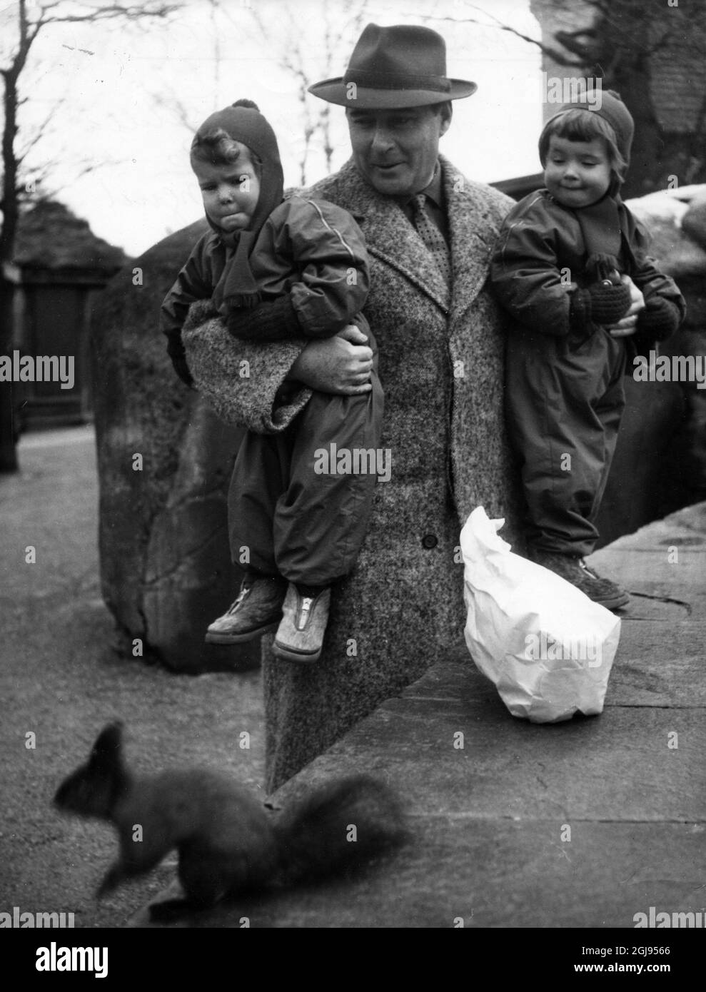 ARKIV 1953. Der italienische Regisseur Roberto Rossellini (1906-1977),Ehemann von Ingrid Bergman zusammen mit seinen Kindern Ingrid och Isabell Foto: Ake Borglund Kod.3011 Scanpix Sweden Stockfoto