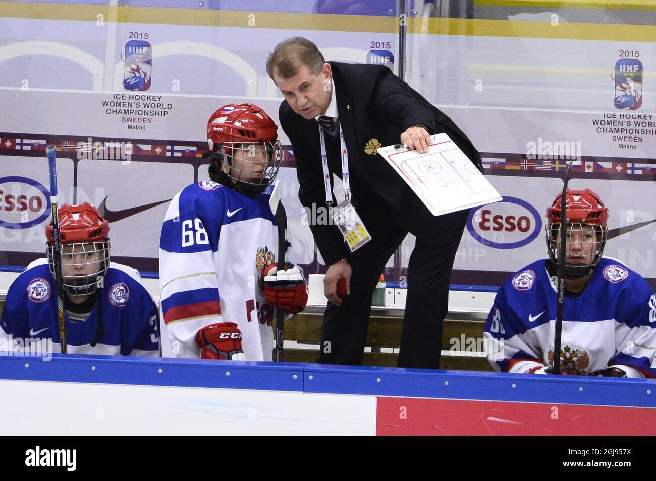 Russlands Trainer Mikhail Chekanov gibt Tatyana Shibanova am 3. April 2015 beim Halbfinalspiel der Eishockey-Weltmeisterschaft der Frauen zwischen den USA und Russland 2015 im Malmo Isstadion in Malmo, Südschweden, Anweisungen. Foto: Claudio Bresciani / TT / Code 10090 Stockfoto