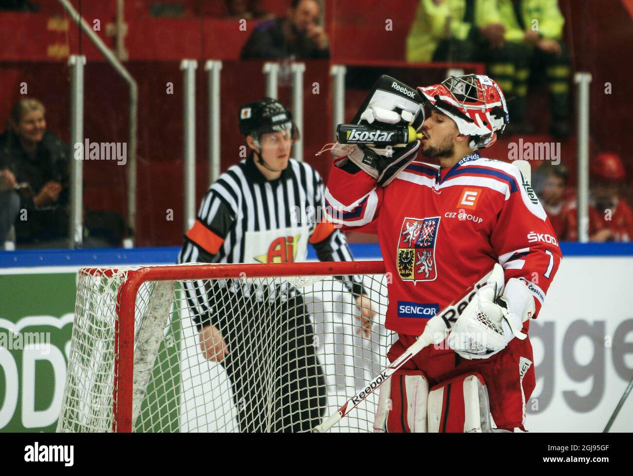 Der tschechische Torwart Jakub Kovar erfrischt sich beim Eishockey-Spiel der Euro Hockey Tour zwischen Schweden und Tschechien in der E.ON Arena i Timra, Schweden. Foto: Therese NY / TT / Code 11520 Stockfoto