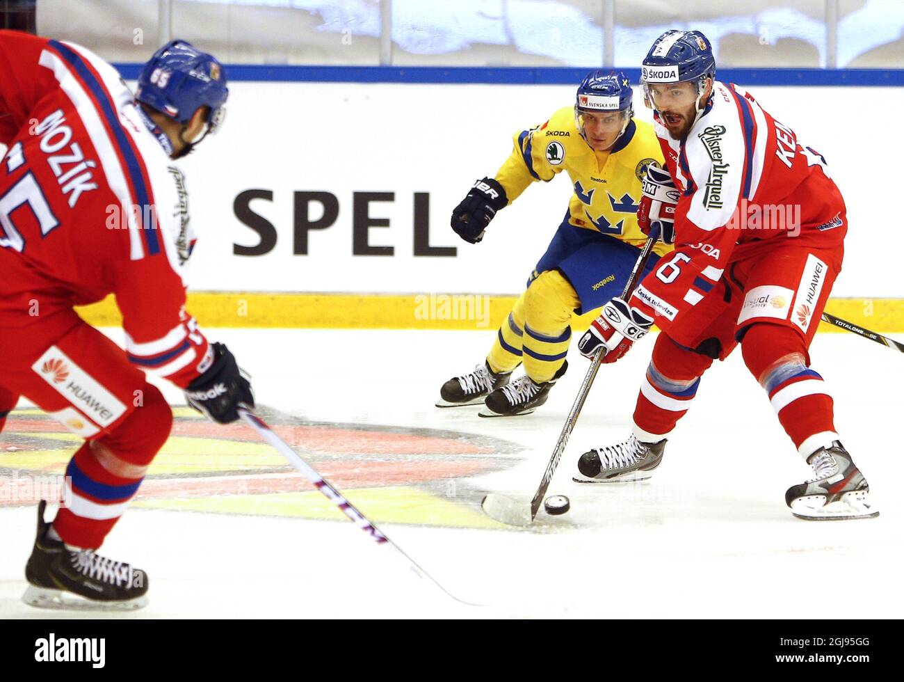 Der Tscheche Michal Kempny (R) kontrolliert den Puck während des Eishockeyspiels der Euro Hockey Tour zwischen Schweden und Tschechien in der E.ON Arena i Timra, Schweden. Foto: Therese NY / TT / Code 11520 Stockfoto