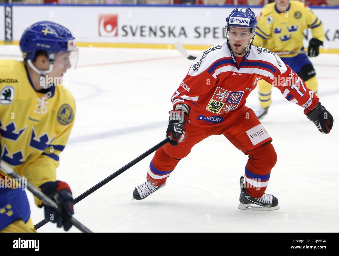 Der Tscheche Vladimir Sabotka (R) in der E.ON Arena i Timra, Schweden, in Aktion während des Eishockeyspiels der Euro Hockey Tour zwischen Schweden und der Tschechischen Republik. Foto: Therese NY / TT / Code 11520 Stockfoto