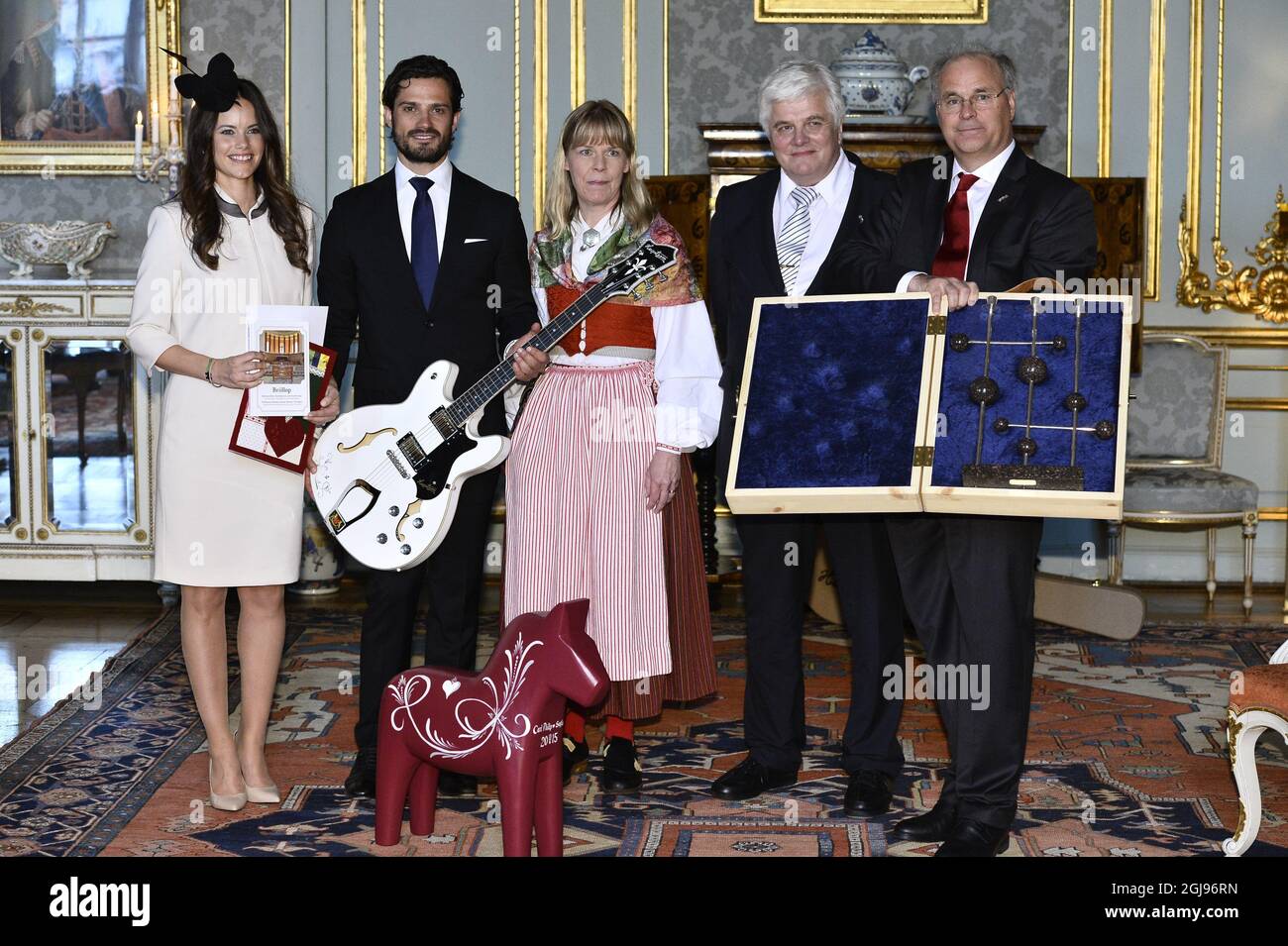 STOCKHOLM 2015-05-17 Sofia Hellqvist und der Prinz Carl Philip mit dem führenden Politiker aus Alvdalen, Sofias Heimatstadt, Stig Olsson, Peter Egard und Ing-Marie Bergman mit einer elektrischen Hagstrom-Gitarre während des Empfangs im Königlichen Palast nach dem Hochzeitsempfang von Prinz carl Philip und Sofia Hellqvists in der Königlichen Kapelle in Stockholm, Schweden, 17. Mai 2015. Hagstroms aus Alvdalen war ein weltberühmter Gitarrenbauer. Foto Claudio Bresciani / TT kod 10090 Stockfoto STOCKHOLM 2015-05-17 Sofia Hellqvist und der Prinz Carl Philip mit dem führenden Politiker aus Alvdalen, Sofias Heimatstadt, Stig Olsson, Peter Egard und Ing-Marie Bergman mit einer elektrischen Hagstrom-Gitarre während des Empfangs im Königlichen Palast nach dem Hochzeitsempfang von Prinz carl Philip und Sofia Hellqvists in der Königlichen Kapelle in Stockholm, Schweden, 17. Mai 2015. Hagstroms aus Alvdalen war ein weltberühmter Gitarrenbauer. Foto Claudio Bresciani / TT kod 10090 Stockfoto