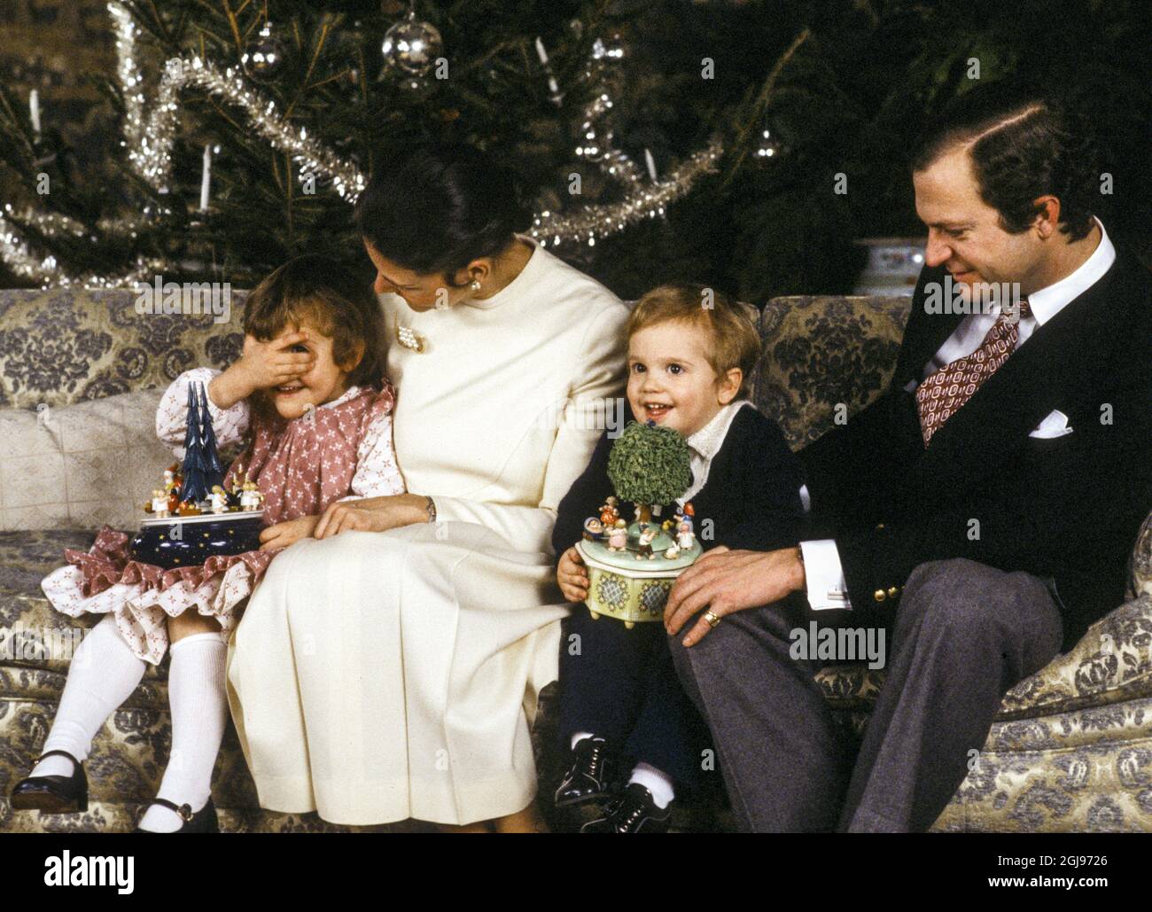 SCHLOSS DROTTNINGHOLM 1981-12 von links Kronprinzessin Victoria, Königin Silvia, Prinz Carl Philip und König Carl Gustaf während der jährlichen Weihnachtsfotogelegenheit im Drottningholm Königspalast bei Stockholm, Schweden, Dezember 1981. Foto: Stefan Lindblom / SVP / TT / Kod: 75749 Stockfoto