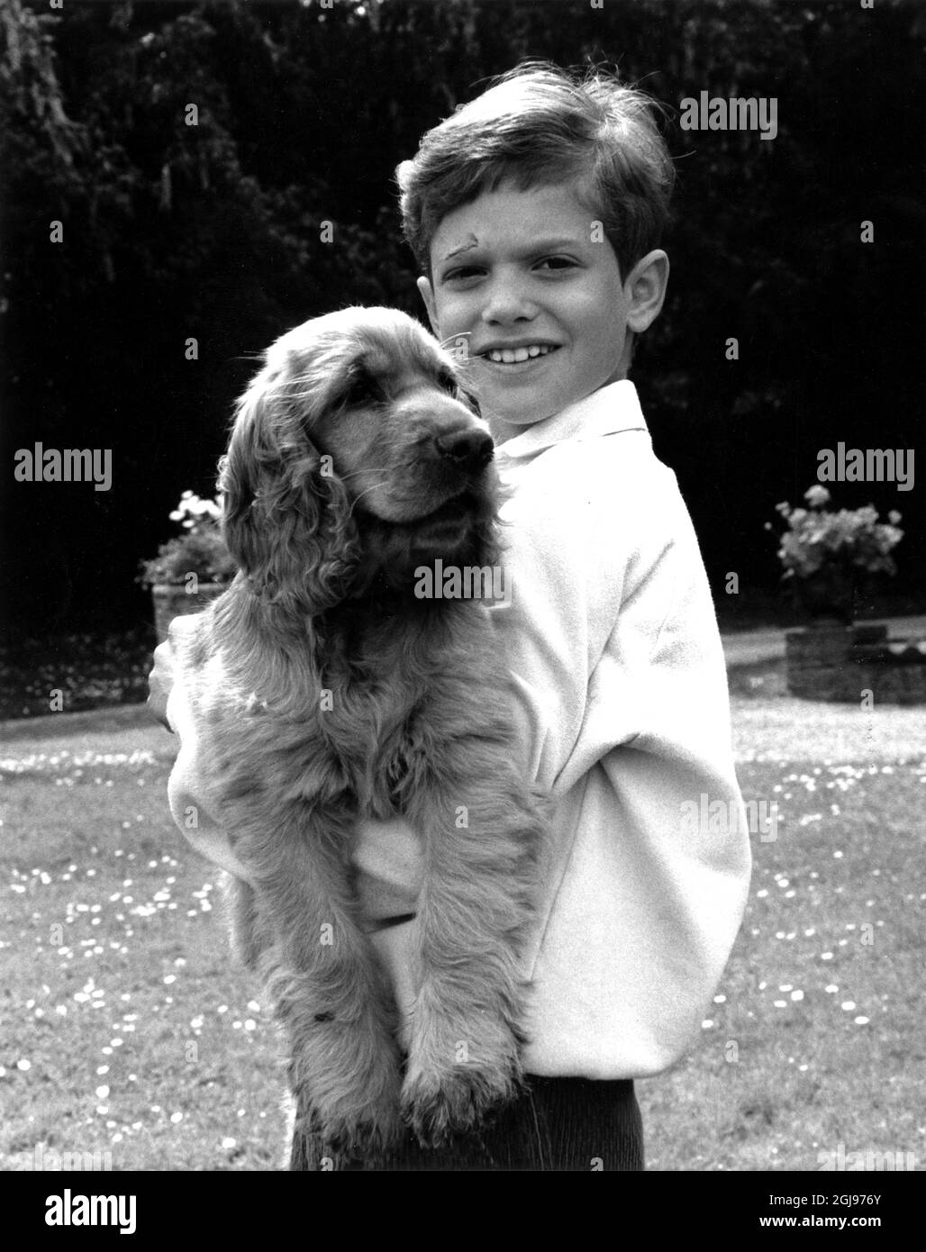 BORGHOLM 1986-06-21 Prinz Carl Philip mit Cocky dem Hund bei einem Fotoopp im Schloss Solliden 21. Juni 1986 Foto: Jan Collsioo / TT / Kod: 1001 Stockfoto