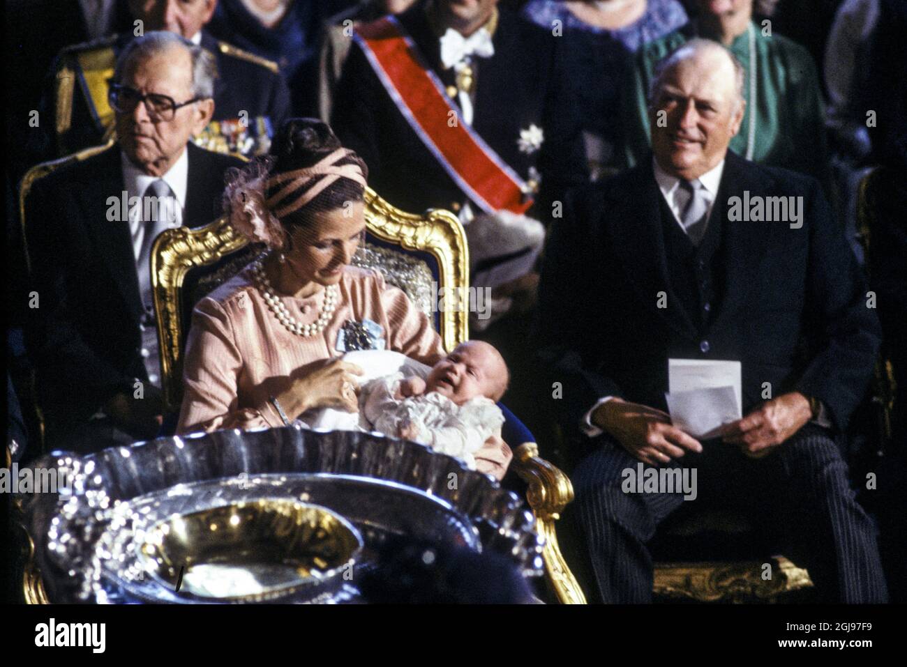 STOCKHOLM 1979-08-31 Waltter Sommerlath, Königin Silvia mit Kronprinz Carl Philip und König Olav von Norwegen während der Taufe von Carl Philip in der Königlichen Kapelle in Stockholm, Schweden, 31. August 1979 Foto: Jan CollsiÃƒÂ¶ÃƒÂ¶ / TT / Kod: 1001 Stockfoto