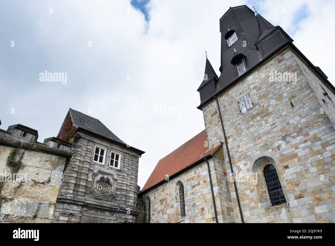 Eingangstor und Turm der Katharinenkirche des mittelalterlichen Schlosses Bentheim in Bad Bentheim, Deutschland Stockfoto
