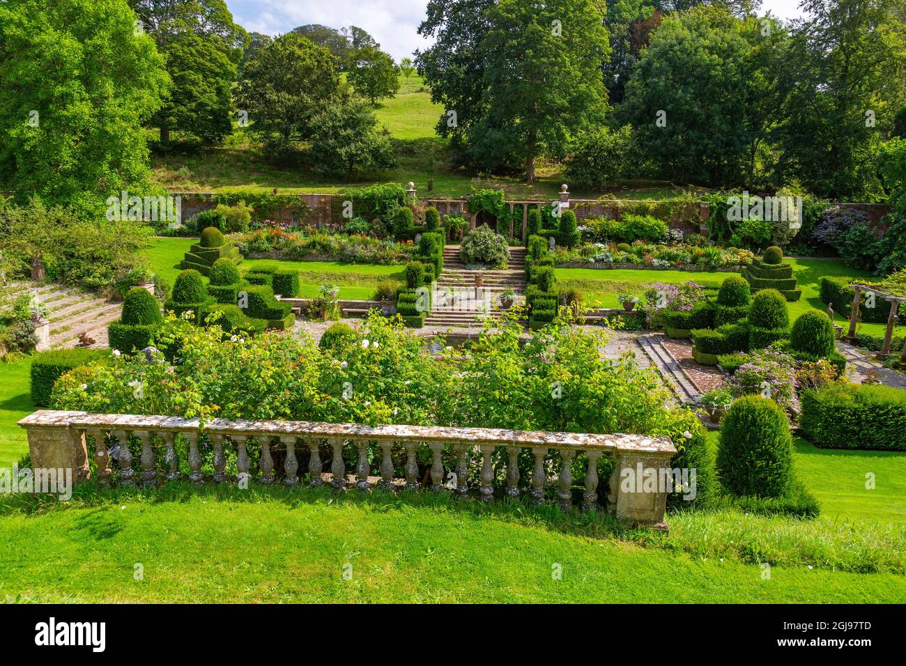 Die farbenfrohen Grenzen und das Topiary im italienischen Fountain Court Garten im Mapperton House, Dorset, England, Großbritannien Stockfoto