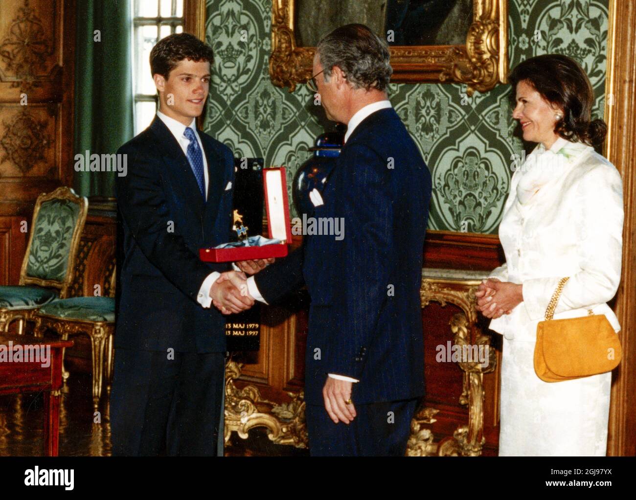 STOCKHOLM 1997-05-13 Prinz Carl Philip erhält die Seraphim-Medaille von König Carl Gustaf und Königin Silvia anlässlich der Feierlichkeiten zum 18. Geburtstag von PrinceÃ‚Â´s im Königspalast in Stockholm, Schweden, 13. Mai 1997 Foto: Pawel Flato / SVD / TT / Kod: 11014 Stockfoto