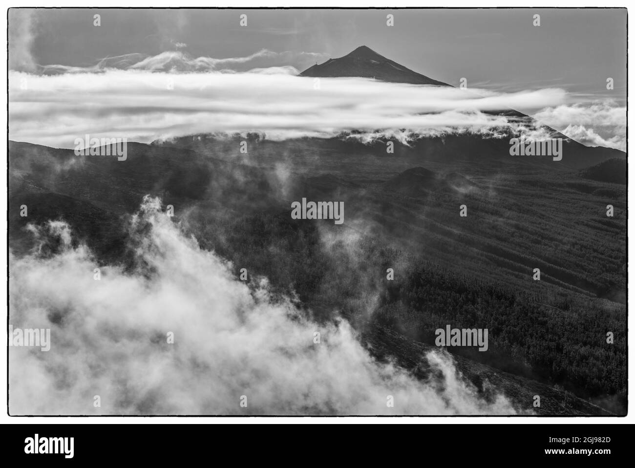 Spanien, Kanarische Inseln, Teneriffa, El Teide, Berglandschaft mit Nebel Stockfoto
