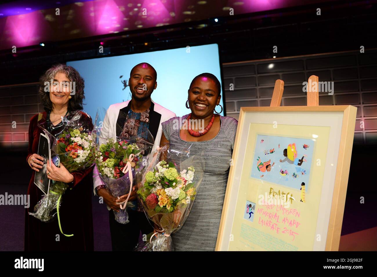 STOCKHOLM 2015-06-01 (L-R) Carole Bloch, Malusi Ntoyapi, Und Ntombizanele Mahobe von der südafrikanischen Organisation PRAESA (The Project for the Study of Alternative Education in South Africa) posieren mit dem Diplom, nachdem sie am 01. Juni 2015 während einer Preisverleihung in der Stockholmer Concet Hall den Astrd Lindgren Memorial Award (ALMA) erhalten hat. Foto: Maja Suslin / TT / Code 10300 Stockfoto