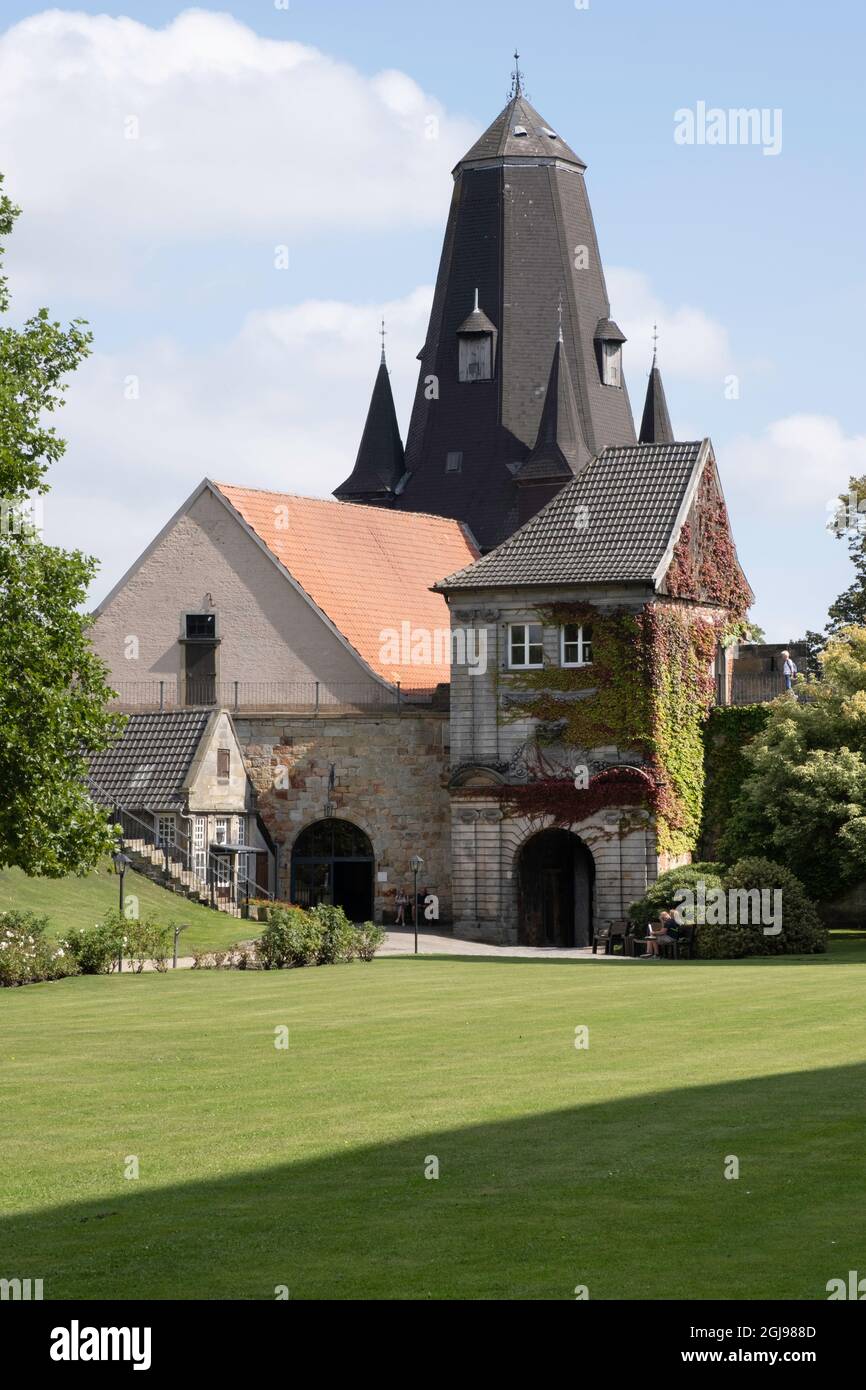 Burgmauer, Eingangstor und Turm der Katharinenkirche der mittelalterlichen Burg Bentheim in Bad Bentheim, Deutschland Stockfoto
