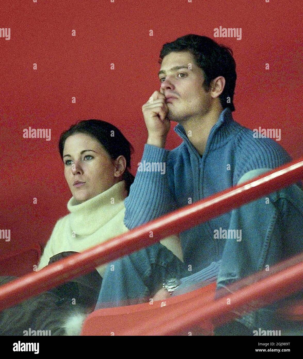 STOCKHOLM 030204. Prinz Carl Philip mit seiner Freundin Emma Pernald während eines Eishockeyspiels in Stockholm, Schweden, 4. Februar 2003. FOTO: JAN DUSING PRB CODE 12 COPYRIGHT SCANPIX SCHWEDEN Stockfoto