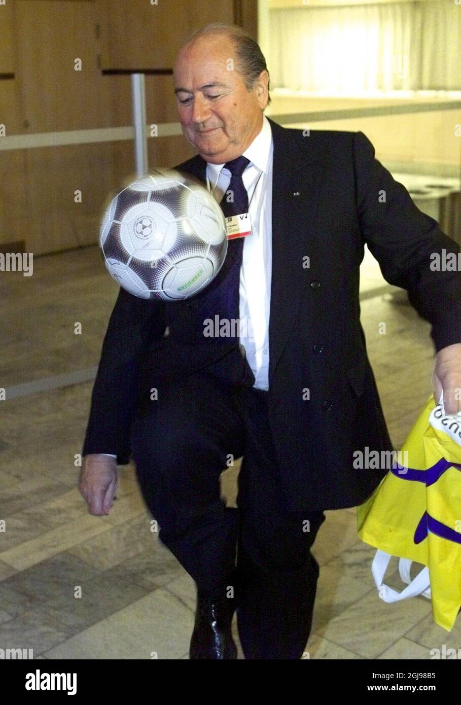 (DATEIEN) -- Ein Aktenfoto vom 24. März 2001 zeigt FIFA-Präsident Sepp Blatter beim Jonglieren mit einem Fußball, nachdem er am Rand des Gipfels der Europäischen Union in Stockholm eine Vereinbarung über das internationale Fußballübertragungssystem unterzeichnet hatte. Sepp Blatter trat am 2. Juni 2015 als Präsident der FIFA zurück, als ein sich weiter anspannender Korruptionsskandal das Weltfußballgremium verschlang. Der 79-jährige Schweizer Funktionär, der seit 17 Jahren FIFA-Präsident ist und erst am 29. Mai wiedergewählt wurde, sagte, dass ein Sonderkongress zur Wahl eines Nachfolgers aufgerufen werde. FOTO/ SCANPIX SCHWEDEN / HENRIK MONTGOMERY Stockfoto