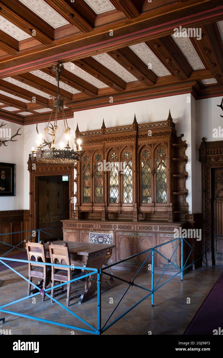 Massives Bücherregal mit historischer Büchersammlung in der Bibliothek von Schloss Bentheim in Bad Bentheim, Deutschland Stockfoto