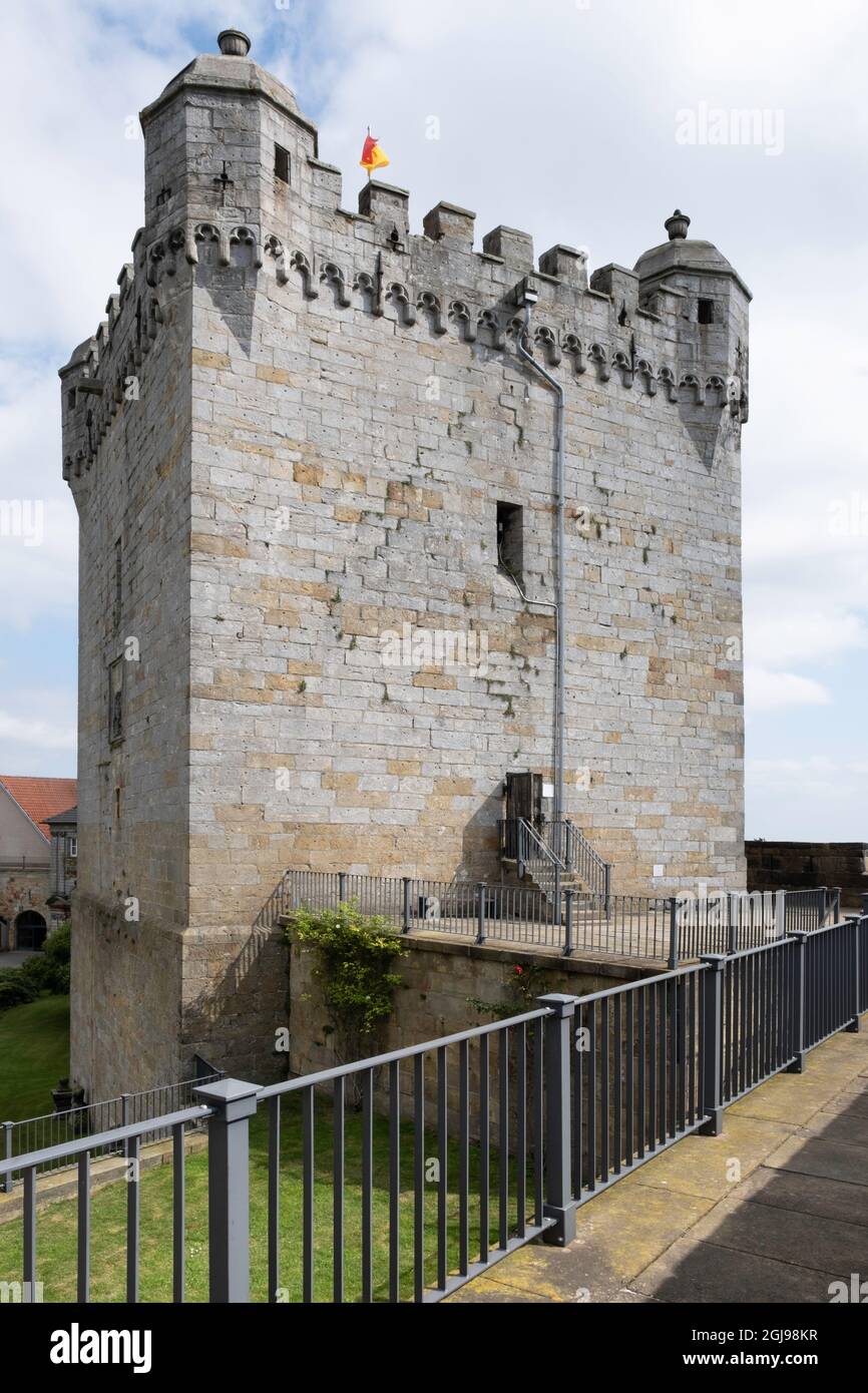 Pulverturm der mittelalterlichen Bentheimer Hügelburg in Bad Bentheim in Niedersachsen, Deutschland, mit links der Mauer des Eingangstors Stockfoto