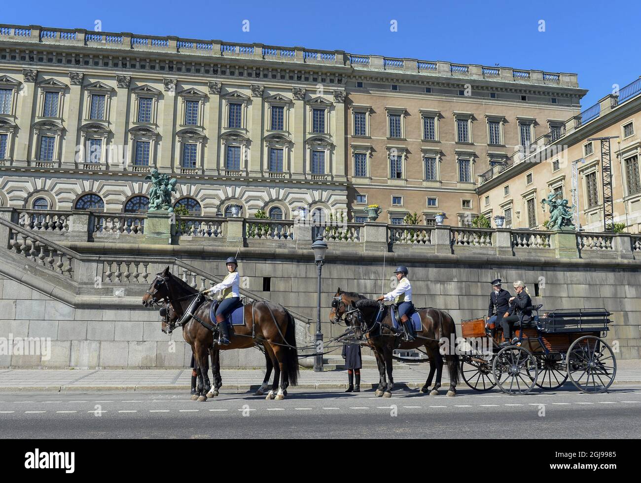 STOCKHOLM 2015-06-12 Reiter aus den königlichen Ställen werden beim Üben mit der Hochzeitskutsche vor dem Königlichen Palast in Stockholm, Schweden, am 12. Juni 2015 gesehen. Prinz Carl Philip und Sofia Hellqvist werden die Kutsche während der Cortege nach ihrer Hochzeit am Samstag benutzen. Foto: Anders Wiklund / TT / Kod 10040 Stockfoto