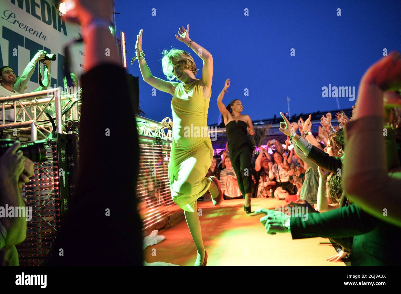 VISBY 20150701, Ministerin für soziale Sicherheit Annika Strandhall, und Alice Bah Kuhnke, Ministerin für Kultur und Demokratie, tanzen auf einer Bühne während der jährlichen Almedalen Week in Gotland, Seden, 1. Juli 2015. Während der Woche, die als das wichtigste Forum in der schwedischen Politik gilt, nehmen Vertreter der großen politischen Parteien in Schweden abwechselnd Reden. Foto: Henrik Montgomery / TT / kod 10060 Stockfoto