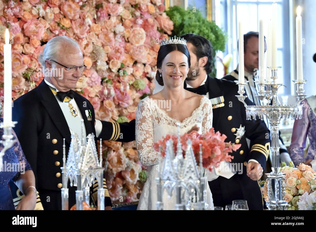 EXKLUSIV - König Carl Gustaf, Prinzessin Sofia und Prinz Carl Philip beim Abendessen nach der Hochzeit von Prinz Carl Philip und Sofia Hellqvist in der Königlichen Kapelle in Stockholm, Schweden, Juni 13, Stockfoto
