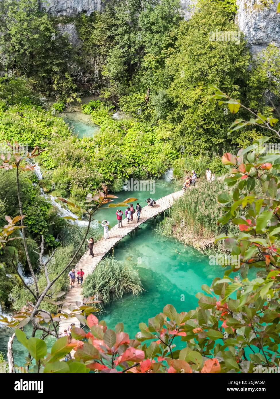 Kroatien. Mittel Kroatien. Nationalpark Plitvicer Seen. September 16, 2013. Touristen auf Gehwege zu den Teichen und Wasserfällen der Plitvicer Seen Nati Stockfoto