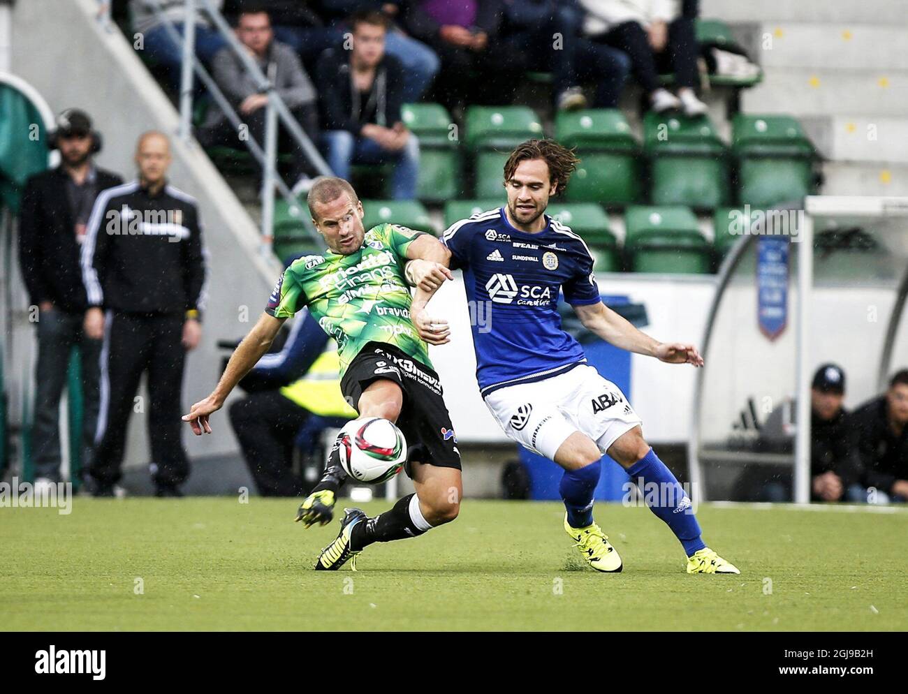 SUNDSVALL 2015-07-17 Christoffer Andersson (links) von Halmstads BK kämpft mit Simon Helg von GIF Sundsvall während ihres schwedischen Fußballspieles in der Norrporten Arena in Sundsvall um den Ball. Foto: Therese NY / TT / Code 11520 Stockfoto