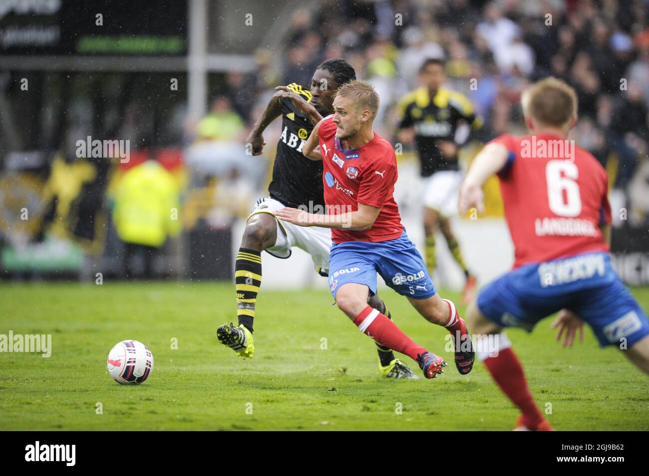 HELSINGBORG 2015-07-19 AIK's Dickson Paul Etuhu und Helsingborgs Johan Martensson kämpfen am 19. Juli 2015 bei ihrem schwedischen Fußballspiel in der ersten Liga bei Olympia in Helsingborg in Südschweden um den Ball. Foto: Bjorn Lindgren / TT / Code 9204 Stockfoto