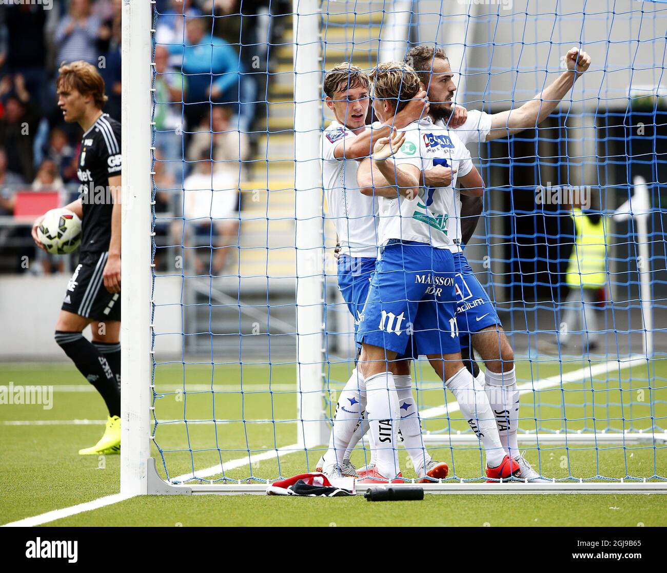 NORRKOPING 2015-07-19 die IFK Norrkoping (links-rechts) Linus Wahlqvist, Alexander Fransson und Emir Kujovic feiern Franssons 2-2-Ausgleich während ihres schwedischen Fußballmatches in der ersten Liga gegen IFK Goteborg am 19. Juli 2015 im Nya Parken in Norrkoping, Schweden. Das Spiel endete am 2-2. Poto: Stefan Jerrevang / TT / Code 60160 Stockfoto